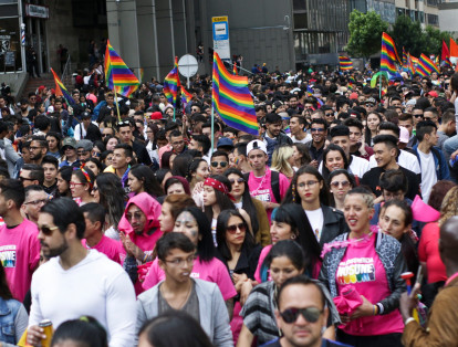 En medio de un ambiente festivo, decenas de personas marcharon hoy en varias ciudades de Colombia en la celebración del Día del Orgullo 
Gay en el que reclamaron eliminar toda discriminación y defender los derechos de todas las personas
