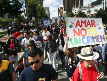 Además de Bogotá, también hubo marchas en Cartagena, Medellín, Barranquilla y Cali, entre otras, en donde varios edificios gubernamentales fueron iluminados con colores alusivos a la bandera de la comunidad LGBTI.