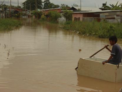 Las calles del barrio San Vicente, de la ciudad de Arauca, llevan ocho días inundadas por las fuertes lluvias. Los habitantes realizan patrullajes diarios en canoas para salvar lo que más puedan de sus pertenencias.