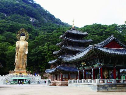 Los Sansa, monasterios budistas de las montañas, están ubicados a lo largo de las provincias al sur de la península de Corea. Fueron establecidos desde el siglo 7 hasta el 9 y aún hoy, se mantienen como lugares sagrados.