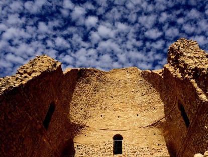 El paisaje arqueológico de Sassanid de la región de Fars (Irán) está formado por ocho sitios situados en tres partes geográficas: Firuzabad, Bishapur y Sarvestan. Según la Unesco, "estas estructuras fortificadas se remontan a los inicios y final del imperio sasánida".