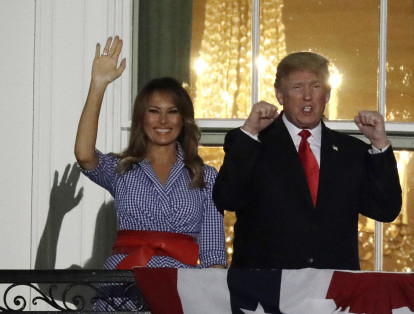 El presidente estadounidense, Donald Trump, y la Primera Dama, Melania Trump, salieron a saludar a todos sus invitados en la Casa Blanca, donde se llevó a cabo un picnic para miembros del ejército y sus familias.