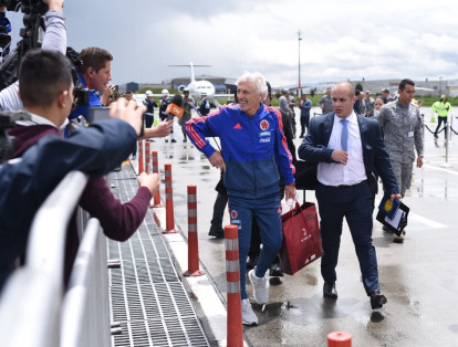 A su descenso, los jugadores de la selección Colombia empezaron a saludar a la prensa que los esperaban en el aeropuerto El Dorado.