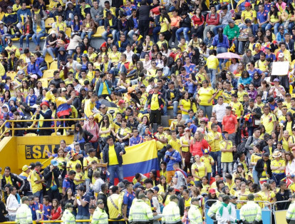 Cerca de 25 mil personas esperan en las tribunas del estadio El Campín la llegada de la selección Colombia.