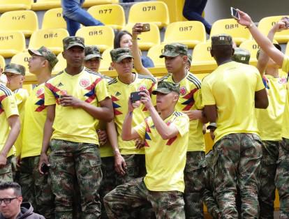 Los asistentes no pueden portar camisetas de otros equipos. Por el contrario, se recomienda llevar únicamente la de la Selección Colombia.