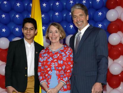El cantante de vallenatos Luisma, Elizabeth Whitaker y Kevin Whitaker embajador de Estados Unidos.
