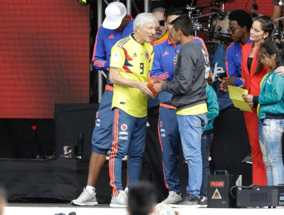 El director técnico de la Selección, José Pelermán, vestía la camiseta oficial del conjunto con el estampado de 'Falcao' en su espalda.