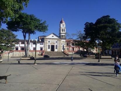 Este municipio está ubicado al occidente de Cundinamarca, en la cordillera oriental, a 71 kilómetros de Bogotá.