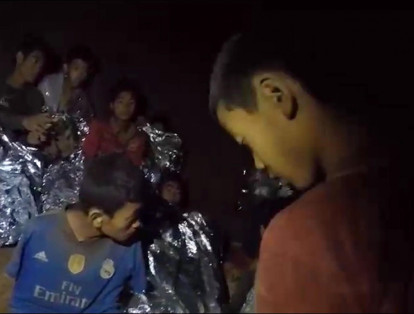 12 niños y su entrenador fueron encontrados el pasado lunes, después de nueve días de intensa búsqueda, en una cueva de un bosque en Tailandia, siguen en proceso de rescate por inundaciones en la cueva.