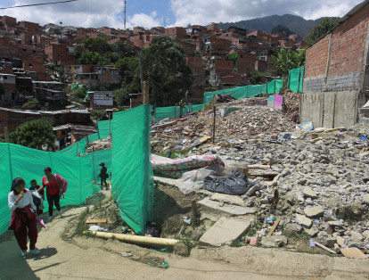 Así se ve hoy Nueva Jerusalén en Medellín, un asentamiento de calles estrechas, empinadas y casitas que parecen suspendidas en el aire. La semana pasada fueron desalojadas 182 familias por encontrarse en una zona de alto riesgo.
