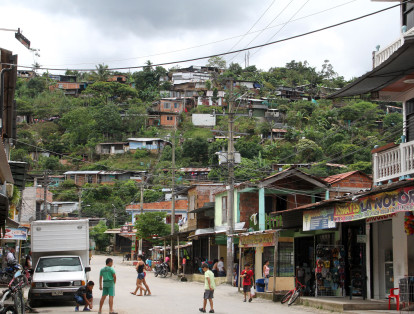 El asentamiento ilegal conocido como La Nohora, al sur de Villavicencio, está próximo a cumplir 20 años. En 1998, unas 30 familias se tomaron estos terrenos, propiedad del municipio. En la actualidad, hay cerca de dos mil familias provenientes de varias regiones del país.