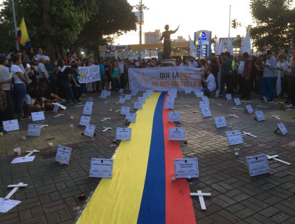Barranquilla. Plaza Esthercita Forero. En el suelo, los nombres de algunos líderes asesinados junto a cruces.