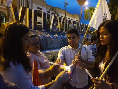 Villavicencio. Plaza Los Libertadores. Ciudadanos comparten con la simbología de las luces para rechazar el asesinato de líderes sociales.