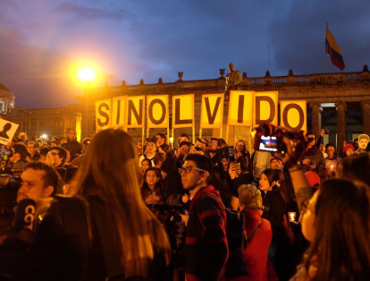 "Sin olvido", "Ni uno más" y "Nos están matando", fueron algunas de las consignas de los ciudadanos reunidos en Bogotá.
