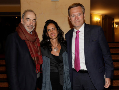 Manuel José Álvarez, Tatiana Ogliastri y Gautier Mignot, embajador de Francia en Colombia.