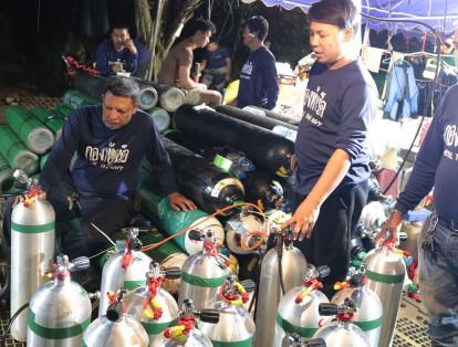 Bautizados por las redes sociales como "Jabalíes salvajes 1, 2, 3 y 4", los cuatro niños están "a salvo", anunció el domingo por la noche el jefe de rescate tailandés, Narongsak Osottanakorn, sin brindar detalles sobre el estado de salud ni la identidad de estos primeros evacuados.