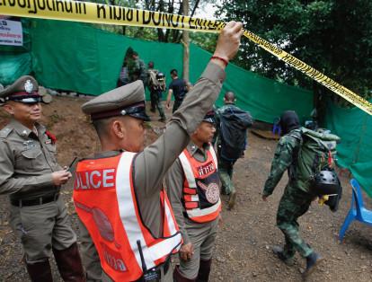 La gran cantidad de periodistas de toda Tailandia y del mundo se mantienen alejados de la cueva y también del hospital de Chiang Rai, donde los cuatro supervivientes están bajo observación.
