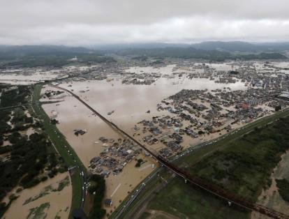 La cifra de víctimas mortales que han causado las lluvias torrenciales en Japón superó este lunes el centenar, mientras continúa la búsqueda de unos 60 desaparecidos por una de las peores catástrofes naturales de las últimas décadas.