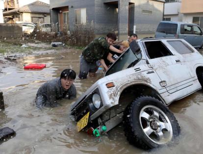 Las personas se refugian en techos de edificios inundados mientras esperan su rescate, tarea en la que participan alrededor de 73.000 militares, 73 helicópteros y decenas de embarcaciones.