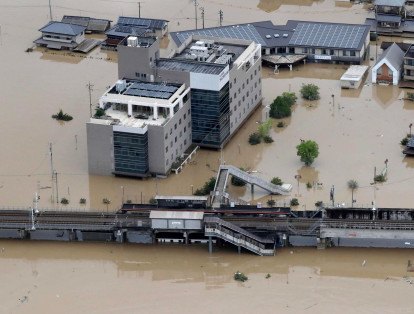 Más de 70 personas murieron en los corrimientos de tierra causados por lluvias torrenciales en Hiroshima en 2014, mientras que el paso de los tifones Haikui (2012) y Ewiniar (2006) por el archipiélago de Okinawa dejaron 105 y 141 muertos, respectivamente.