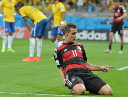 En Brasil 2014, la primera semifinal que se disputó fue entre la selección local y la Selección Alemania. La Canarinha, que le ganó a Colombia en el polémico partido de cuartos de final, fue goleada 7-1 por quienes fueron los campeones del Mundial.