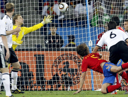 En el segundo encuentro de semifinales se enfrentaron dos grandes selecciones europeas: Alemania y España. El ganador fue el conjunto español, que luego se enfrentó contra países bajos y obtuvo la Copa del Mundo. En la foto, el gol de Carles Puyol en el partido contra Alemania.