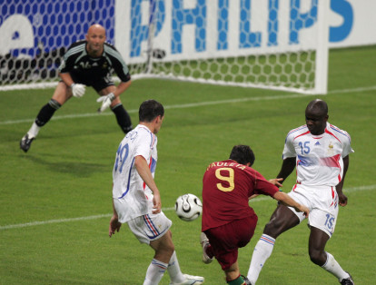El segundo partido de semifinales de Alemania 2006 fue entre Portugal y Francia. El encuentro terminó 0-1 a favor del conjunto francés, lo que le abrió las puertas a la final contra Italia. En este último encuentro se dio el recordado cabezazo de Zidane a Materazzi.