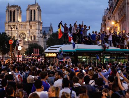 - El himno nacional francés, La Marsellesa, cánticos de "Estamos en la final" y una cacofonía de bocinas de coches y petardos sonaron el martes en París para celebrar el pase de Francia a la final del mundial de Rusia-2018.
