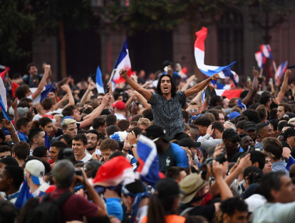 Desde los balcones, las familias ondeaban la bandera nacional francesa, los niños equipados con camisas los Bleus saludaban a la multitud que se encontraba debajo.
