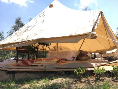 Sobre el caserío indígena de los Tutas, en Tuta, Boyacá, se encuentra Campo Escondido. Una tienda de 12,5 metros cuadrados, con cama doble, un sillón y baño privado cuesta entre $160.000 y $190.000.