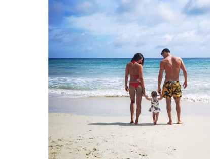 El '9' de Polonia también aprovechó para compartir con su familia y descansar de las canchas. Robert Lewandowski está disfrutando de sus vacaciones en la playa junto a su esposa e hija.