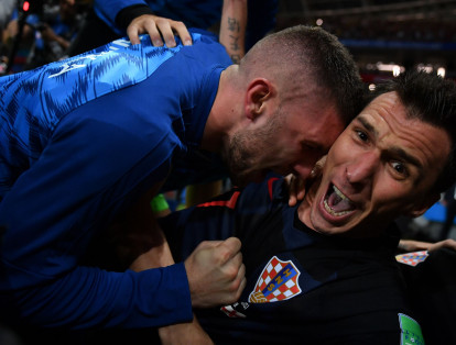 Fotos del insólito festejo (a besos) de los croatas con un reportero