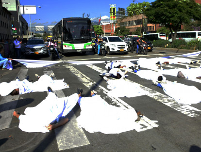 Un grupo de 20 personas se acostaron en el suelo y se cubrieron con sábanas blancas en la concurrida Avenida oriental con Ayacucho en el Centro de Medellín. Allí por 342 minutos, que es la misma cantidad de muertes violentas que se registraron hasta el pasado 10 de julio del 2018, pararon el concurrido tráfico vehicular.