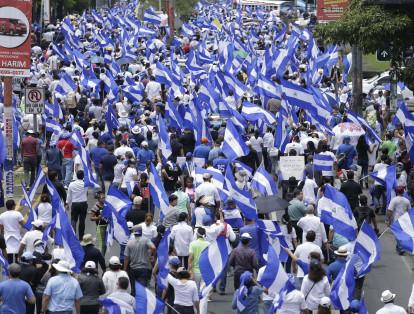 Ondeando banderas de Nicaragua, miles de opositores marcharon este jueves en Managua para exigir la salida del poder del presidente Daniel Ortega, desafiando temores tras un recrudecimiento de la violencia, que deja más de 260 muertos en tres meses de protestas.