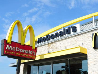 Una enfermedad intestinal vinculada, en algunos casos, a ensaladas vendidas en 3.000 restaurantes McDonald's, ubicados en el Medio Oeste de Estados Unidos, ha provocado vómitos y diarrea a decenas de consumidores,  informó el Departamento de Salud Pública de Illinois y la empresa de comida rápida, con sede en Chicago.