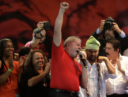 El expresidente brasileño Luiz Inácio Lula da Silva, preso por corrupción desde abril, se libró este jueves de una de las siete causas que tiene pendientes al ser absuelto en un proceso en el que era acusado de obstrucción a la justicia. La sentencia era esperada, sobre todo después de que, en septiembre pasado, la Fiscalía se pronunció por la inocencia de Lula en relación a la acusación de obstrucción a la justicia en un asunto vinculado a los escándalos en Petrobras.