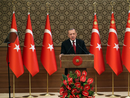 Un tribunal de Estambul condenó a cadena perpetua a un total de 84 personas, en su mayoría antiguos militares, por su participación en el fallido golpe de Estado de julio de 2016 contra el presidente Recep Tayyip Erdogan (foto). Todos los condenados fueron acusados de pertenecer a la cofradía del predicador turco Fethullah Gülen, exiliado en Estados Unidos, al que Ankara considera instigador de la asonada del 15 de julio de 2016.