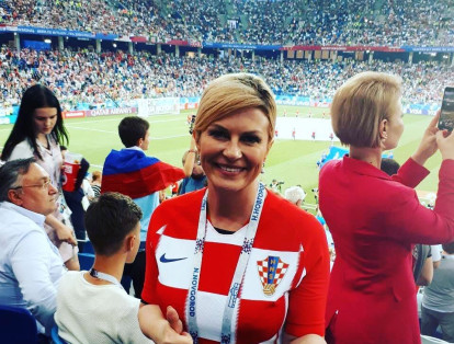 Kolinda Grabar, de 50 años, se ha convertido en la hincha más fiel de la selección croata. Se le ha visto en dos partidos apoyando al equipo con la camiseta puesta.