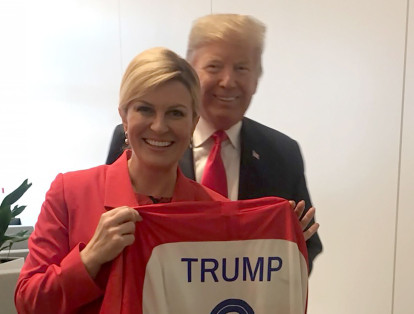 Luego de estos encuentros, la presidenta croata le regaló camisetas de su selección a Donald Trump y a Theresa May.