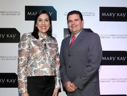 Claudia Cardona, gerente de Mercadeo,  y Roberto Villarreal, gerente general de Mary Kay Colombia.