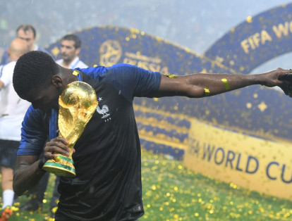 En la foto, Paul Pogba, autor del tercer gol, con el trofeo del Mundial.