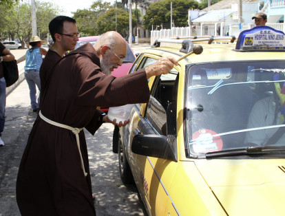 Es muy común que los Carmelitas pasen por cada barrio bendiciendo los vehículos y los altares que rinden homenaje a la Virgen del Carmen.
