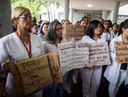 Las enfermeras venezolanas no abandonan sus puestos de trabajo pese a los pobres ingresos que perciben, y la profunda crisis del sector sanitario del país caribeño que les impide desarrollarse a plenitud en la profesión, apenas por la "vocación" que sienten por sus tareas.
