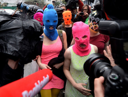 2014: Miembros del grupo punk ruso Pussy Riot con máscaras, Nadezhda Tolokonnikova (izquierda) y Maria Alyokhina (derecha) hablan con periodistas mientras salen de la estación de policía de Adler, cerca de Sochi, después de su arresto en la ciudad anfitriona de los Juegos Olímpicos de Invierno de 2014. 

El Tribunal Europeo de Derechos Humanos condenó a Rusia en dos juicios separados el 17 de julio de 2018 sobre su investigación sobre la periodista asesinada Anna Politkovskaya y su tratamiento del grupo de protesta Pussy Riot.
