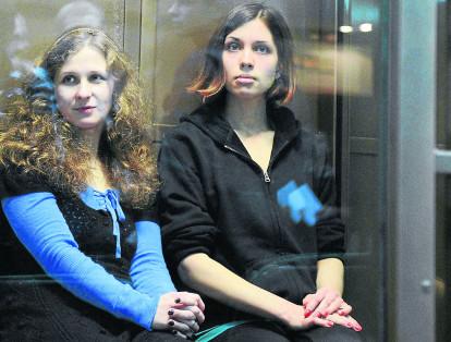 Huelga de hambre: Nadezhda Tolokonnikova (derecha) tras ser arrestada en Rusia en 2013 como parte del grupo Pussy Riot, Tolokonnikova hizo una huelga de hambre en la prisión para denunciar el abuso y los malos tratos por parte de las autoridades.