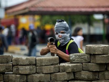 Vista de una calle con barricadas en el barrio indígena de Monimbó hoy, lunes 16 de julio de 2018, durante el día 90 de protestas contra el gobierno de Daniel Ortega en la ciudad de Masaya (Nicaragua).