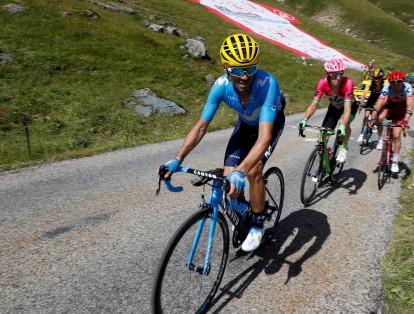 El ciclista español del Movistar, Alejandro Valverde (izda), rueda durante la decimosegunda etapa del 105º Tour de Francia, disputada entre las localidades galas de Bourg-Saint-Maurice Les Arcs y Alpe d'Huez, el 19 de julio del 2018.