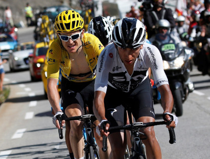 El ciclista británico del Sky y líder de la general, Geraint Thomas (izda), rueda junto a su compañero colombiano Egan Arley Bernal Gómez, durante la decimosegunda etapa del 105º Tour de Francia, disputada entre las localidades galas de Bourg-Saint-Maurice Les Arcs y Alpe d'Huez, el 19 de julio del 2018.