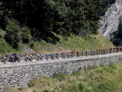 El pelotón rueda durante la decimosegunda etapa del 105º Tour de Francia, disputada entre las localidades galas de Bourg-Saint-Maurice Les Arcs y Alpe d'Huez, el 19 de julio del 2018.