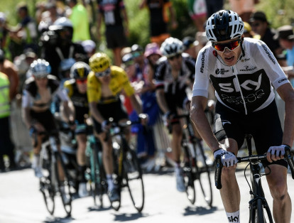 Great Britain's Christopher Froome (R) rides in the last kilometers during the twelfth stage of the 105th edition of the Tour de France cycling race, between Bourg-Saint-Maurice - Les Arcs and l'Alpe d'Huez, on July 19, 2018.